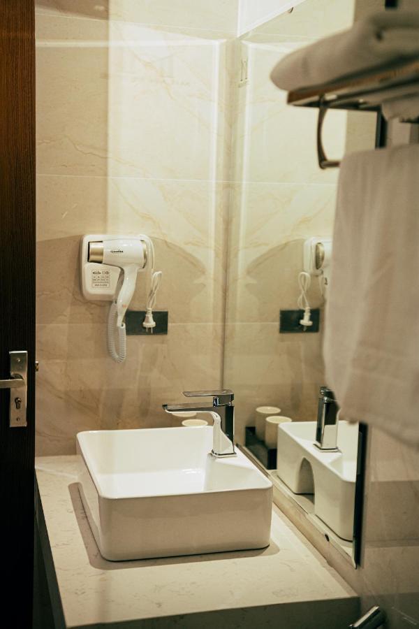 Milan Hotel Нин Бин Екстериор снимка